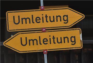 Zwei Straßenschilder Umleitung