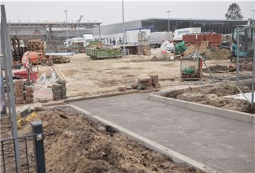 Großbaustelle in Nordenham-Atens: Alle Geschäfte des neuen Fachmarktzentrums sollen am 26. November eröffnet werden.
