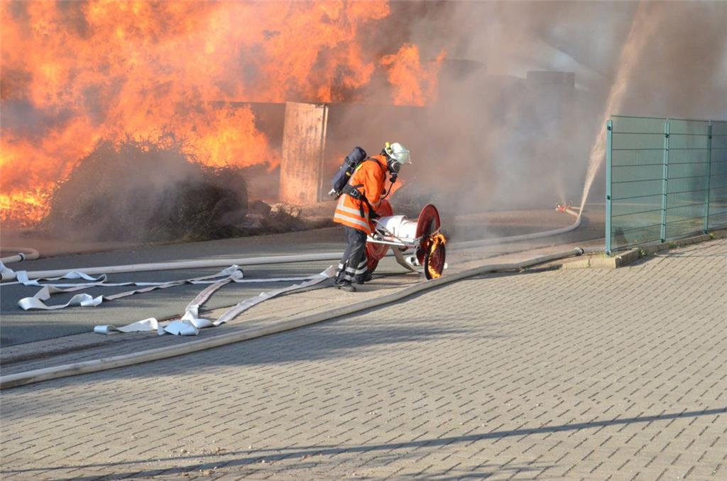 Großbrand im Loxstedter Gewerbegebiet. Foto: Schmonsees