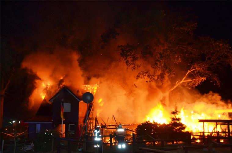 Großbrand in der Wingst. Die schnell alarmierte Feuerwehr haben allerdings das Schlimmste verhindert. 

