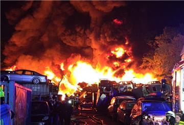 Großbrand in Recyclingfirma: Mehrere Hundert Autos und zahlreiche Reifenstapel brannten auf einem Recyclinghof in Hatten im Kreis Oldenburg.