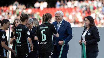 Große Ehre: Bundespräsident Frank-Walter Steinmeier überreicht den Werder-Spielerinnen die Medaillen.
