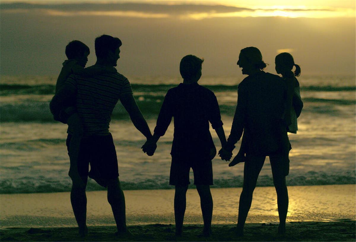 So einfach war der Antrag noch nie: Kindergeld fast automatisch Eine Familie mit Kindern am Strand, Silhouette. Große Familien bekommen ab 2025 deutlich mehr Kindergeld. Doch nicht alle sind zufrieden – Reformen stehen weiter im Raum.