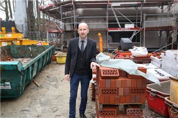 „Große Fensterfronten und viel Licht“, beschreibt Schulleiter Sven Fierek die Vorzüge des neuen Gebäudes, das sich derzeit noch im Rohbau präsentiert. Mit dem Neubau will die Schule das Lernklima weiter verbessern.