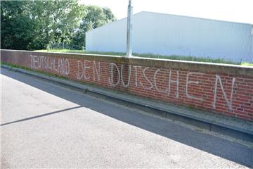 Große Graffiti haben Unbekannte an der Flutmauer an der Strandallee hinterlassen - Rechtschreibfehler inklusive. 