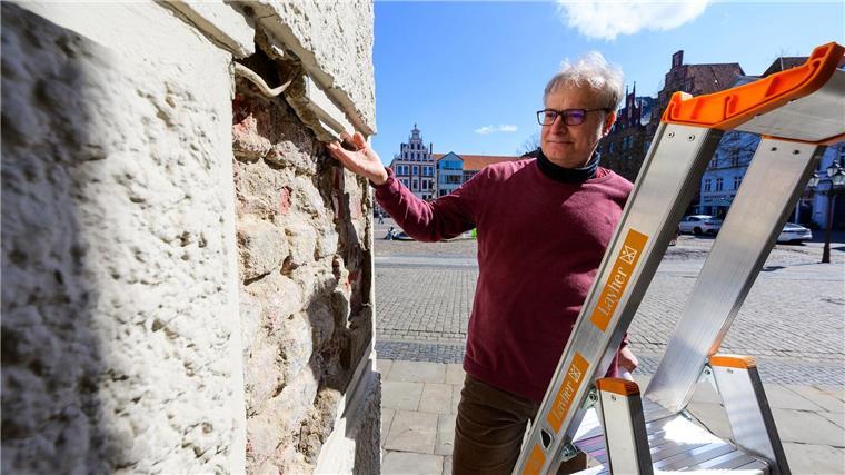 Große Schäden an der historischen Lüneburger Rathausfassade.