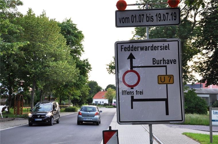 Große Schilder weisen schon seit einiger Zeit auf die kommende Sperrung der L 859 hin.