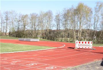 Große Teile der Laufbahn auf dem Sportplatz der SG Beverstedt mu¨ssen erneuert werden.
