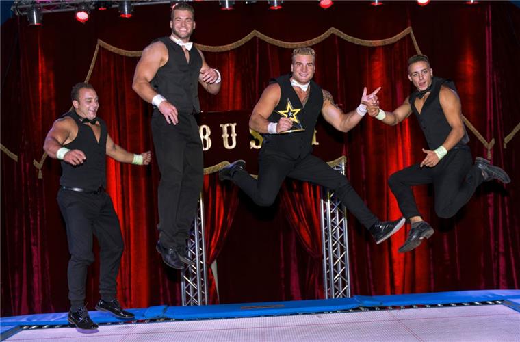 Supertalente fliegen in Brake unterm Zirkusdach Große Trampolinartistik auf der „Supertalent“-Bühne: Die Gebrüder Scholl vom Circus Busch.