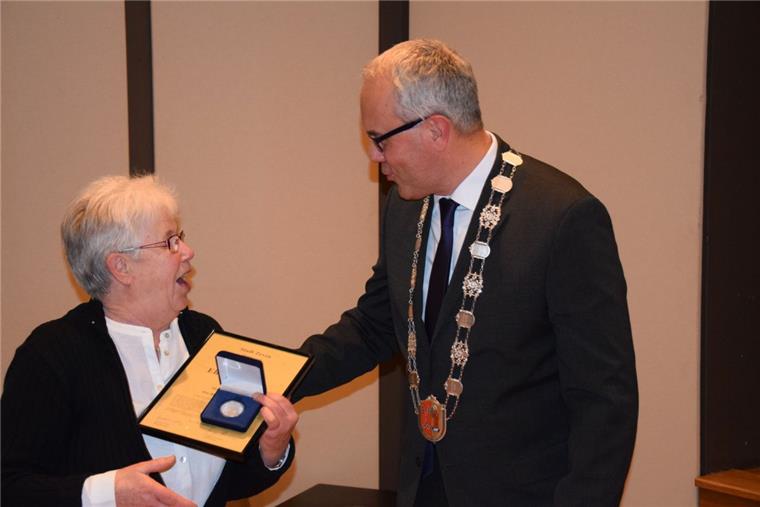 Große Überraschung für Marie Marwede. Beim Neujahrsempfang im Rathaus erhielt sie aus den Händen von Bürgermeister Norbert Wolf den Bürgerpreis 2017 der Stadt Zeven überreicht.