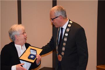Große Überraschung für Marie Marwede. Beim Neujahrsempfang im Rathaus erhielt sie aus den Händen von Bürgermeister Norbert Wolf den Bürgerpreis 2017 der Stadt Zeven überreicht.