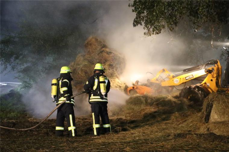 Großeinsatz der Feuerwehren: Rund 100 Heuballen brennen im Bokeler Friedhofsweg. Die Feuerwehren bekommen die Flammen in den Griff. 