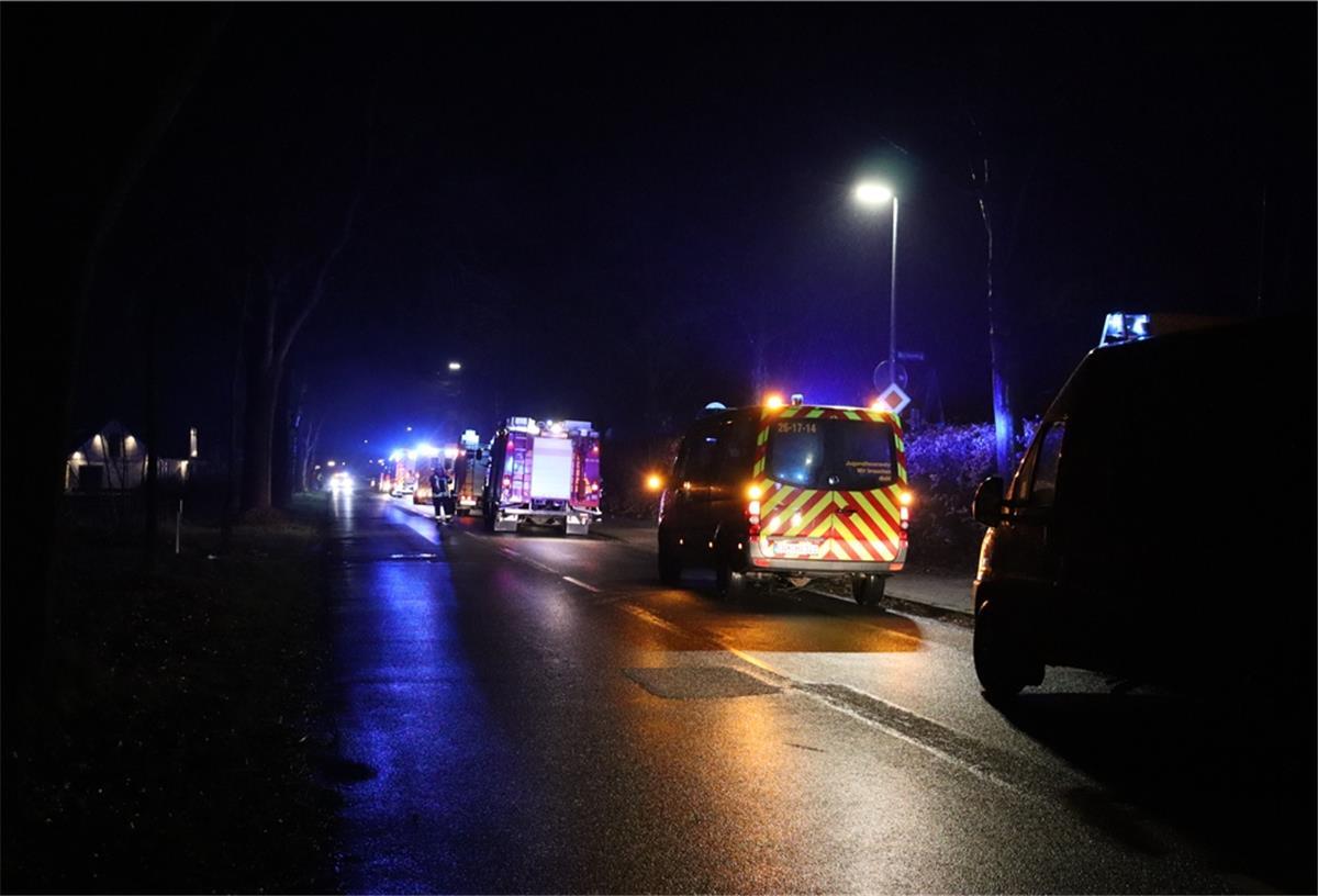 Sellstedt: Gas-Alarm in Reihenhaus Blaulicht und Feuerwehr in der Nacht.
