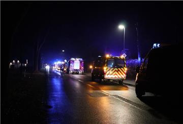 Blaulicht und Feuerwehr in der Nacht.