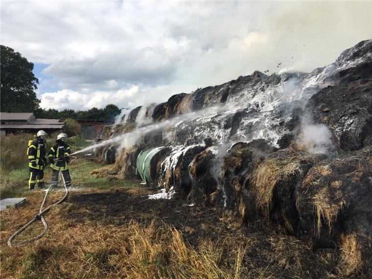 600 Strohballen brennen in Düring Großeinsatz für die Freiwillige Feuerwehr: In Düring haben 600 Strohballen gebrannt.