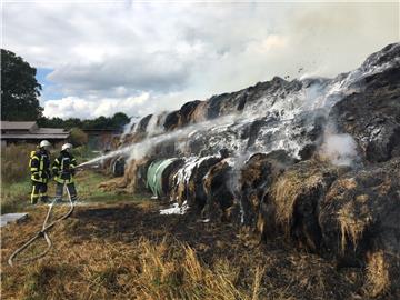 Großeinsatz für die Freiwillige Feuerwehr: In Düring haben 600 Strohballen gebrannt.