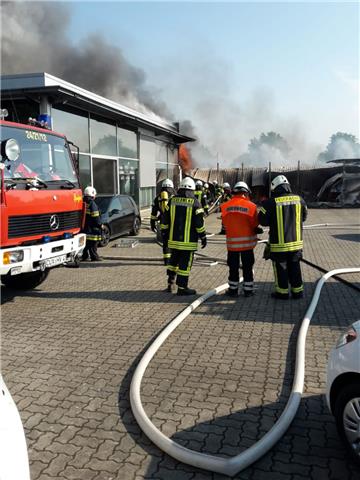 Großeinsatz im Handelspark in Bad Bederkesa: Im Autohaus Manikowski ist ein Feuer ausgebrochen