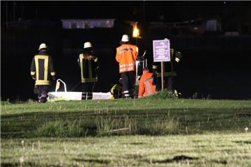 Großeinsatz: Rund 80 Feuerwehrleute haben in der Nacht von Sonnabend zu Sonntag rund um den Otterndorfer See nach einer verunglückten Person gesucht. Gefunden wurde niemand. Foto Rottmeir