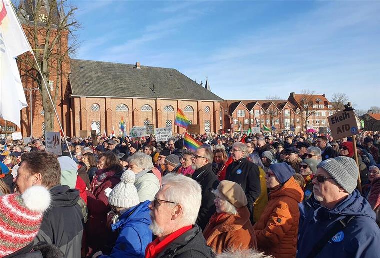 Großer Andrang bei der Demo in Cuxhaven. Nach offiziellen Angaben sollen hier am Samstag rund 4.000 Menschen gegen Rechtsextremismus demonstriert haben.