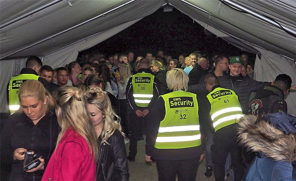 Großer Andrang beim Einlass. &quot;Rock in den Mai 2019&quot; in Sievern. Foto: ...
