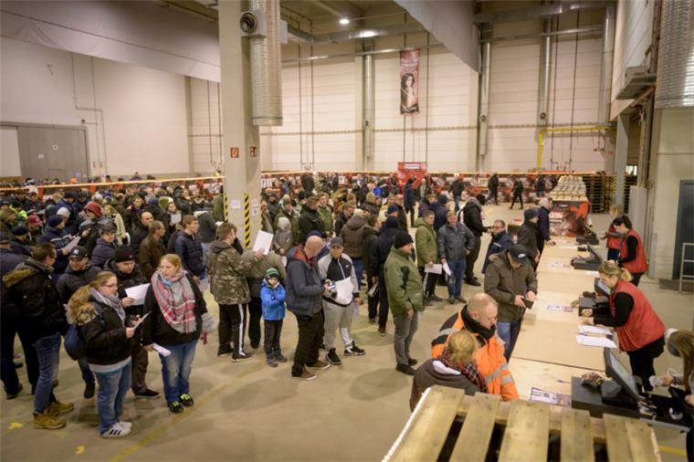 Bremerhaven: Viele Feuerwerk-Fans warten auf Verkaufsstart bei Comet Großer Andrang beim Restpostenverkauf: In der Verkaufshalle des Feuerwerk-Herstellers Comet drängen sich am Samstagmorgen Hunderte, um günstige Knaller, Raketen und Batterien zu ergattern.