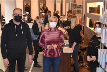 Großer Andrang herrscht am Montagvormittag beim Friseurgeschäft von Jochen und Imke Thies (vorne) in der Zevener Fußgängerzone. Beide sind froh, ihr Geschäft nach der langen Zwangspause wieder öffnen zu können.