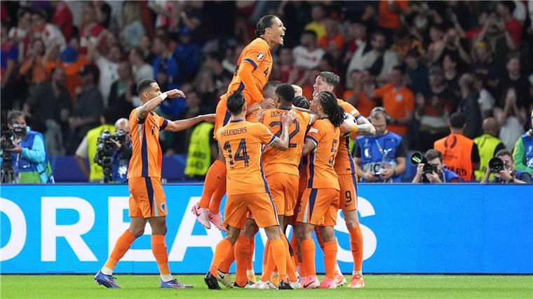 Koeman sieht Halbfinal-Einzug als Erfolg „für ganze Nation“ Großer Jubel bei den niederländischen Spielern nach dem Ausgleichstreffer.