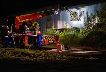 Großer Löscheinsatz der Bremerhavener Feuerwehr mit Unterstützung von THW und Rettungsdiensten in Leherheide: Am Pfingstsonntagabend brannte eine alte Sporthalle, die an das Hotel angrenzt. Gäste wurden evakuiert, das Hoteldach bis nach Mitternacht auf Glutnester abgesucht . Foto: Hartmann
