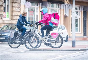 Großer Rucksack, lila Optik: Fahrer des Lieferdienstes Flink fallen auf Bremerhavens Straßen immer öfter auf. Ihr Lager ist in der oberen Hafenstraße neben Penny.