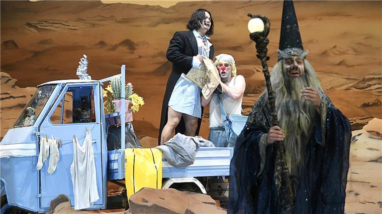 Großer Zauberzinnober in der Wüste: Der chronisch melancholische Prinz - Tenor Weilian Wang gibt hiermit sein Bremerhaven-Debut - und sein Kumpel, der Spaßmacher Truffaldino (Andrew Irwin) sind auf die Hilfe des Magiers Tschelio (Bassist Frederic Mörth) angewiesen.