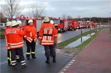 Großes Aufgebot: Bis zu hundert Einsatzkräfte waren am Donnerstagmorgen beim Edeka-Supermarkt Schomacker im Einsatz.  Foto Heß