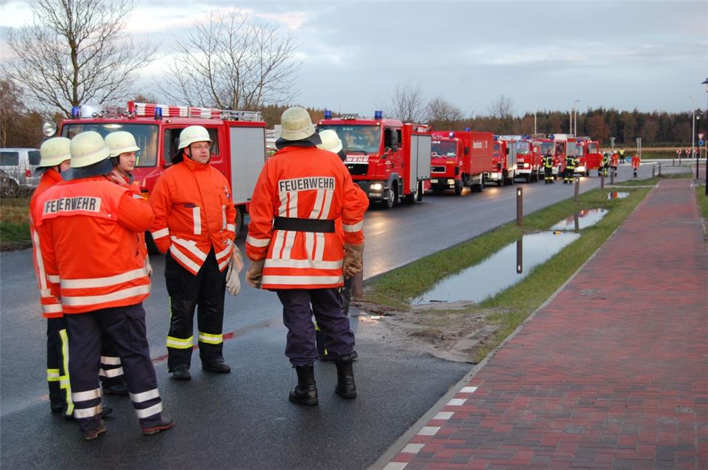 Großes Aufgebot: Bis zu hundert Einsatzkräfte waren am Donnerstagmorgen beim Ede...