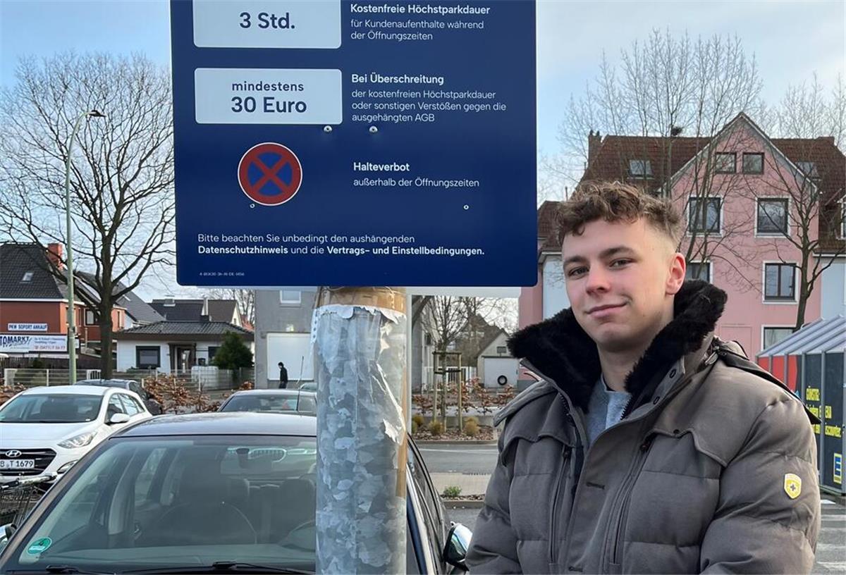 Parken vor Einkaufsmärkten: Das sagt der ADAC zu den Parkplatz-Regeln Schild, Mann