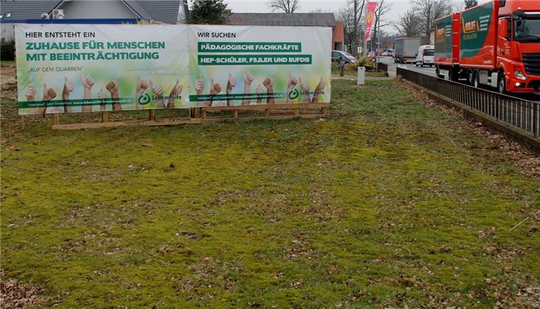 Zeven: Präventionsrat informiert über neues Baugrundstück Großformatige Schilder weisen auf den künftigen Verwendungszweck des Quabben-Grundstücks Nummer 10 hin. Hier wird die Lebenshilfe Bremervörde-Zeven einen modernen Ort für Menschen mit höherem Hilfebedarf errichten.