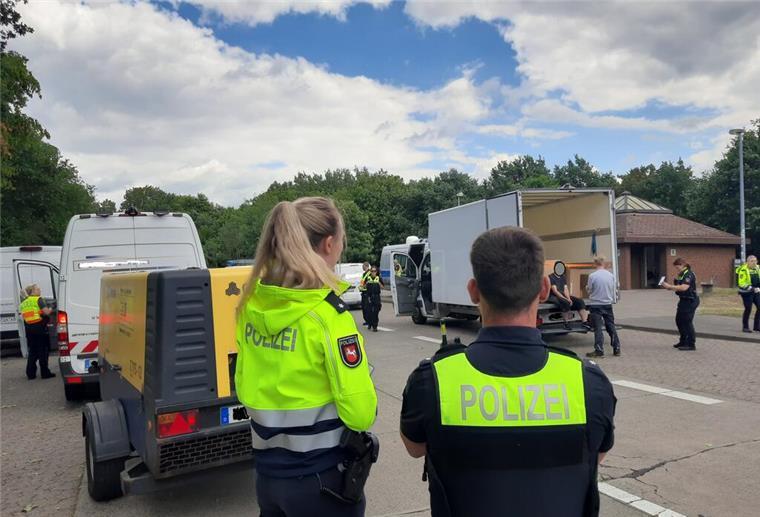 Zahlreiche Verstöße bei Transporter-Kontrolle auf der A27 Großkontrolle auf dem Parkplatz Nesse auf der A27.
