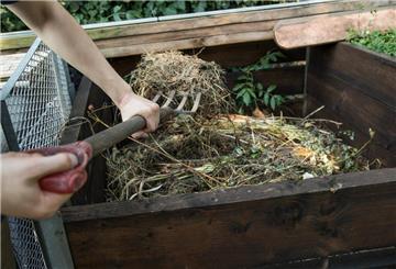 Grün- und Küchenabfälle werden auf einem Komposthaufen zu wertvollem Dünger. Auf das verbreitete Kompostieren im eigenen Garten setzt die Kreisverwaltung. Der Einführung einer brauen Tonne bedarf es ihrer Ansicht nach nicht.