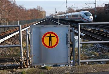 Ein Schild mit einem Pictogramm „Durchgang Verboten“ ist am Ende eines Bahnsteigs zu sehen. 