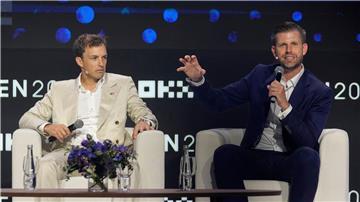 Gründer wie Präsidentensohn Eric Trump (rechts im Bild) dürfen ihre WLFI-Bestände vorerst nicht verkaufen. (Archivbild)