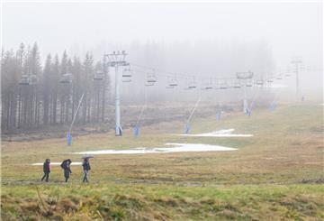 Schneereste liegen am Hexenritt am Wurmberg im Harz.