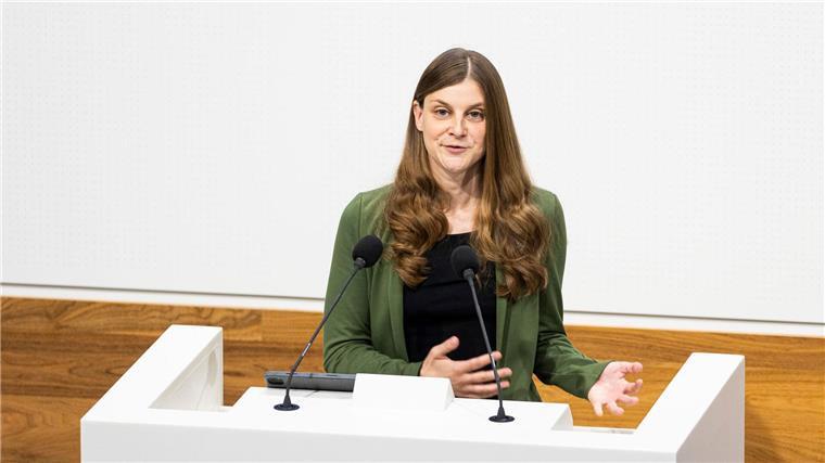 Kura findet Abkehr von Verbrenner-Aus „rückwärtsgewandt“ Grünen-Fraktionschefin Anne Kura hält die Diskussion über eine Abkehr vom Verbrenner-Verbot ab 2035 für „rückwärtsgewandt“. (Archivbild)
