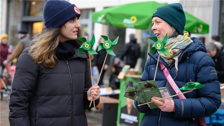 Grünen-Politikerin nach Angriff wieder im Wahlkampf Grünen-Politikerin Marie Kollenrott ist im Straßenwahlkampf nun wachsamer.