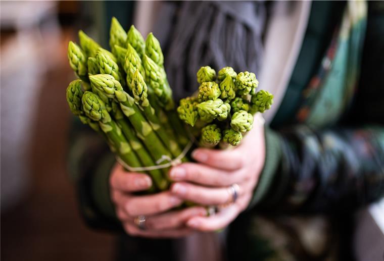 Dinge, die man über Spargel wissen sollte Grüner Spargel liegt im Trend: Er ist sehr aromatisch und kann sogar zum Grillen oder in Salaten verwendet werden.