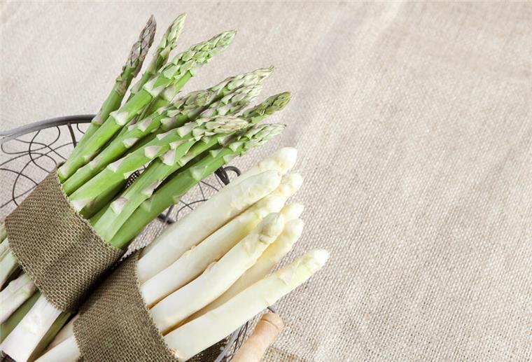 Bald beginnt endlich wieder die Spargelsaison grüner und weißer spargel