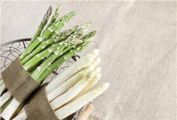 grüner und weißer spargel