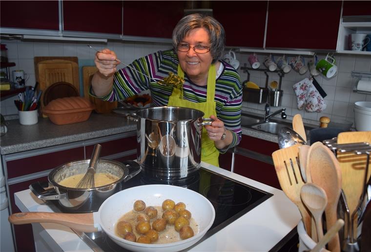 Grünkohl mit Meerrettich-Soße: Susanne Peters demonstriert in ihrer Küche, wie lecker das harmoniert.