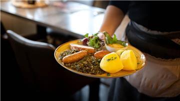Grünkohl wird in einem Restaurant serviert.