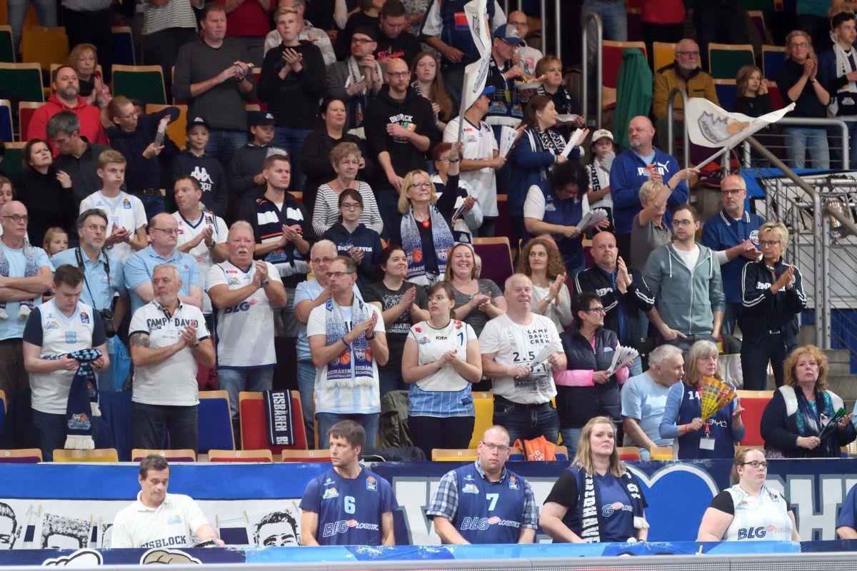 Grund zu feiern: Die Eisbären-Fans bejubeln den sechsten Saisonsieg.