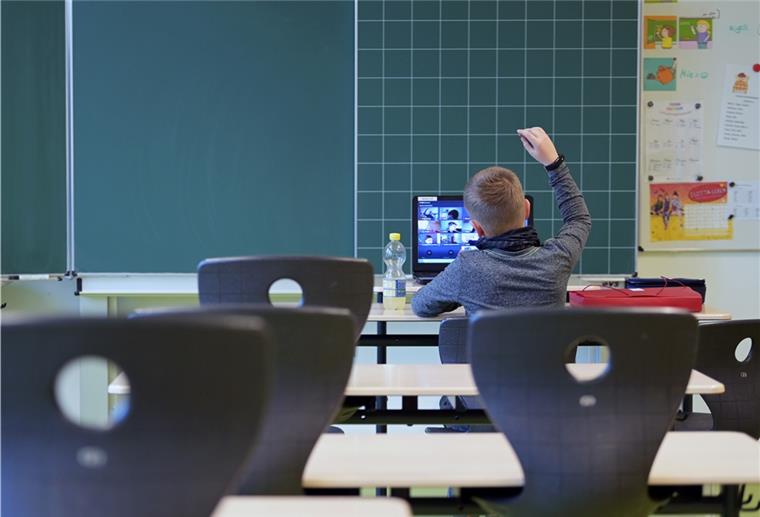 Maßnahmen in Kita und Schule bleiben im Februar Grundschüler erhalten im Szenario B Wechselunterricht in geteilten Klassen unter Abstands- und Hygieneregeln.