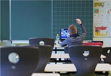 Grundschüler erhalten im Szenario B Wechselunterricht in geteilten Klassen unter Abstands- und Hygieneregeln.