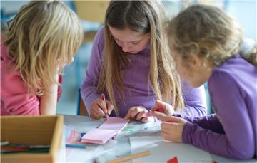 Grundschülerinnen arbeiten in einer Betreuungsgruppe zusammen. In Tarmstedt wird es so etwas in den nächsten Sommerferien wieder nicht zu sehen geben. 
